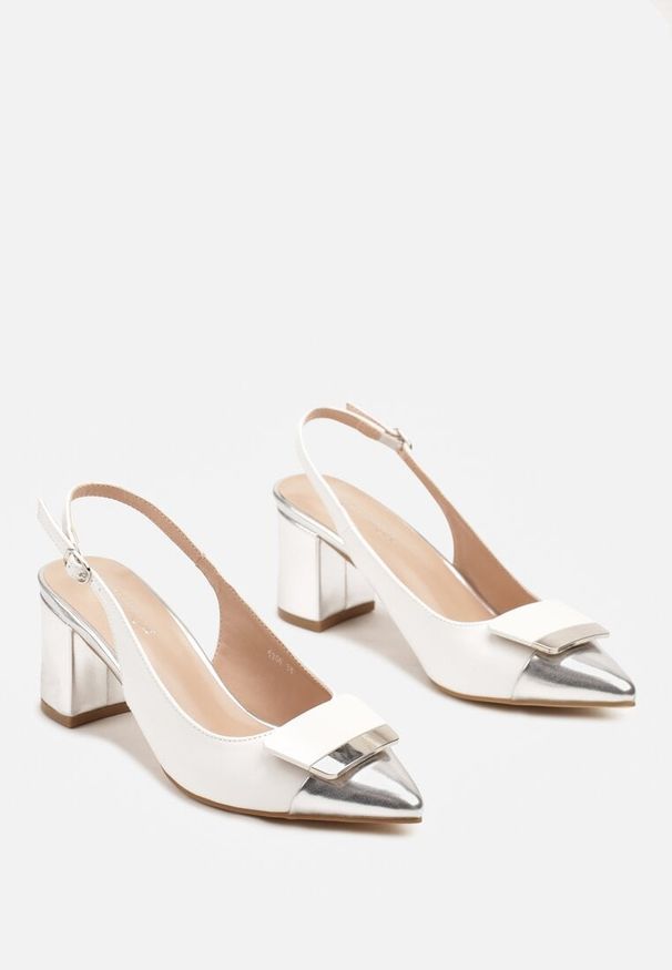Renee - Biało-Srebrne Czółenka na Słupku Typu Slingback z Ozdobą Fariniel. Okazja: na co dzień, na spotkanie biznesowe, na spacer. Zapięcie: sprzączka. Kolor: biały. Materiał: jeans. Wzór: aplikacja. Obcas: na słupku. Styl: elegancki, biznesowy, casual