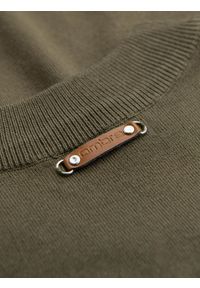 Ombre Clothing - Sweter męski z wiskozą i rozpinanym dekoltem – oliwkowy V1 - Rozmiar: XXL. Typ kołnierza: kołnierzyk stójkowy. Kolor: oliwkowy. Materiał: wiskoza. Wzór: gładki, aplikacja, ze splotem. Styl: elegancki