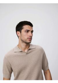 Reserved - Strukturalny sweter polo - beżowy. Typ kołnierza: polo. Kolor: beżowy. Materiał: dzianina, bawełna #1