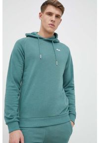 Fila bluza męska kolor zielony z kapturem gładka. Typ kołnierza: kaptur. Kolor: zielony. Materiał: bawełna, dzianina. Długość rękawa: raglanowy rękaw. Wzór: gładki
