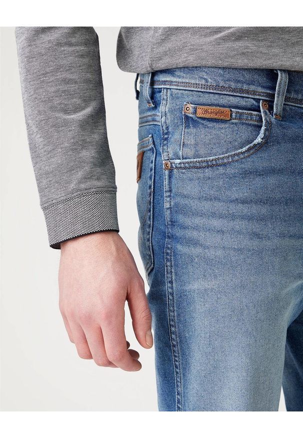 Wrangler - MĘSKIE SPODNIE JEANSOWE WRANGLER TEXAS SLIM BLUE CHILL W12SU898T 112141161