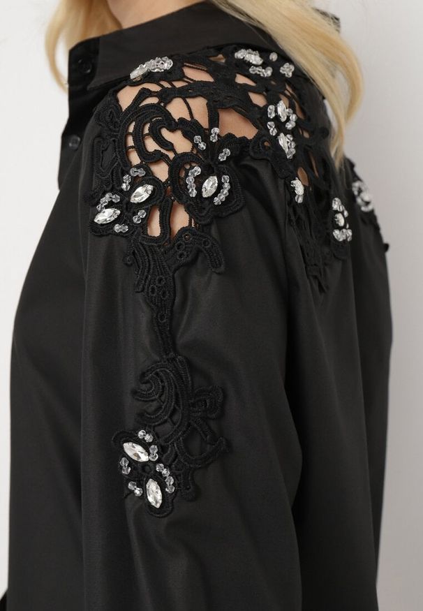 Born2be - Czarna Koszula z Ażurowymi Wstawkami Ozdobiona Cyrkoniami i Kryształkami Gonie. Kolor: czarny. Długość rękawa: długi rękaw. Długość: długie. Wzór: ażurowy, aplikacja. Styl: elegancki