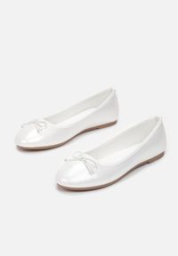 Renee - Białe Balerinki Nospe. Nosek buta: okrągły. Zapięcie: bez zapięcia. Kolor: biały. Szerokość cholewki: normalna. Wzór: aplikacja