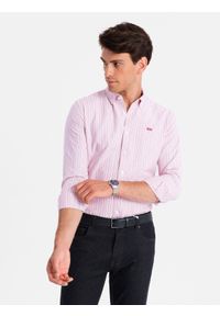 Ombre Clothing - Bawełniana męska koszula REGULAR FIT w drobne paski – różowa V2. Typ kołnierza: button down. Kolor: różowy. Materiał: bawełna. Wzór: paski. Styl: klasyczny