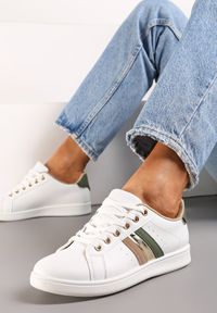 Born2be - Biało-Zielone Sneakersy Sznurowane z Metalicznymi Wstawkami Vunna. Kolor: biały. Materiał: jeans. Obcas: na obcasie. Wysokość obcasa: niski