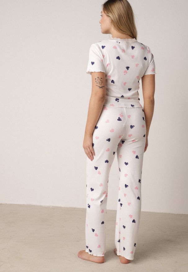 Born2be - Biały Komplet Piżamowy z Elastycznego Materiału Spodnie i Bluzka w Serca Veys. Kolor: biały. Materiał: materiał