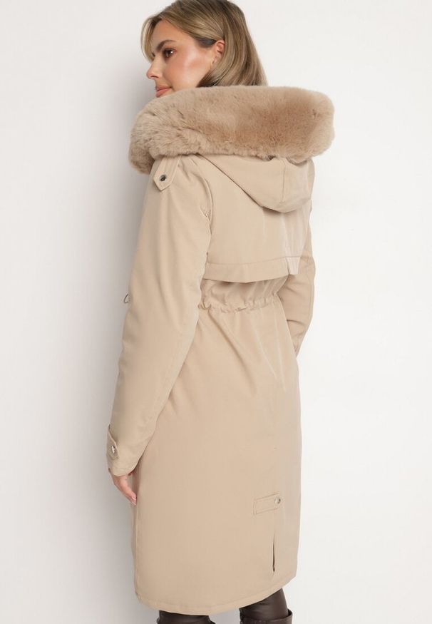 Born2be - Beżowa Kurtka Parka Długa ze Ściągaczami i Futerkiem Odpinanym Delanira. Okazja: na co dzień. Kolor: beżowy. Materiał: futro. Długość rękawa: długi rękaw. Długość: długie. Styl: klasyczny, casual, elegancki