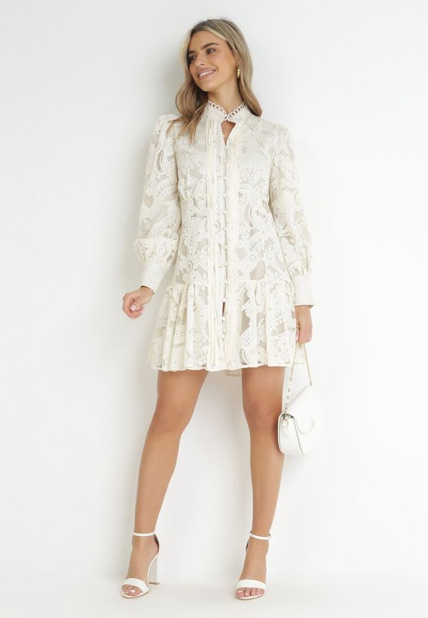 Born2be - Jasnobeżowa Sukienka Toppey. Typ kołnierza: kołnierzyk stójkowy. Kolor: beżowy. Materiał: tkanina, koronka. Wzór: ażurowy. Styl: boho. Długość: mini