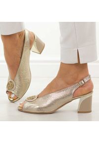 DEONI - Złote C skórzane Polskie sandały damskie na słupku Deoni D528. Okazja: na randkę, na spotkanie biznesowe, na imprezę. Nosek buta: okrągły. Kolor: złoty. Materiał: skóra. Wzór: aplikacja. Sezon: wiosna, lato. Obcas: na słupku. Styl: biznesowy, elegancki, klasyczny #1