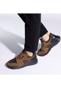 Wittchen - Męskie sneakersy na lekkiej podeszwie brązowe. Okazja: na co dzień. Nosek buta: okrągły. Kolor: brązowy. Materiał: skóra, nubuk. Wzór: jednolity