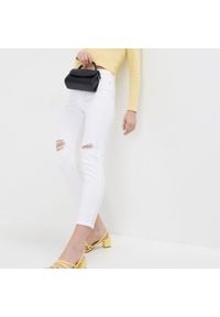 Sinsay - Spodnie jeansowe slim mom - Biały. Kolor: biały #1