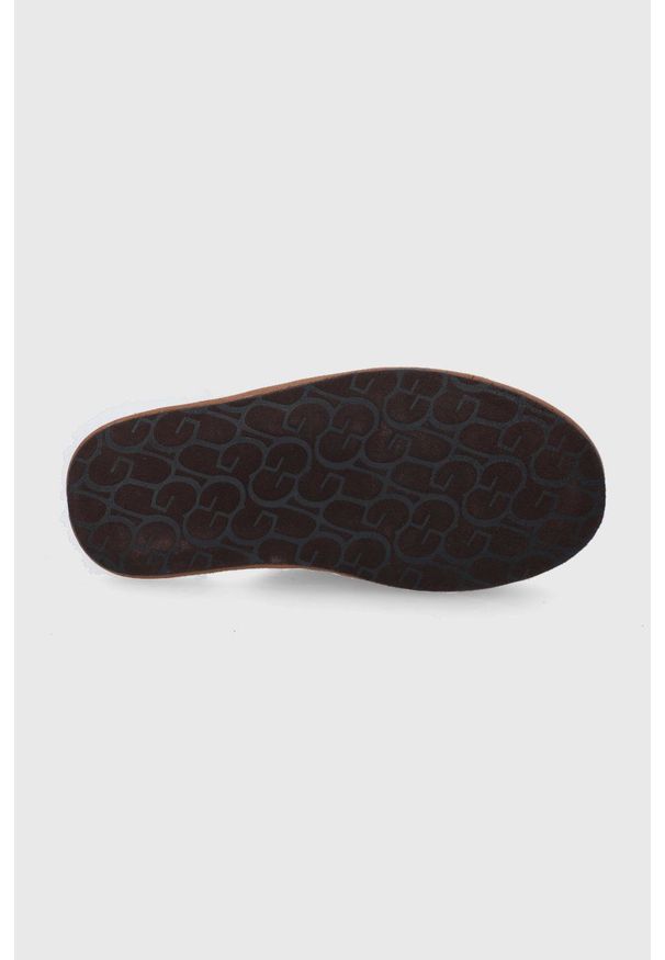 Ugg - UGG Kapcie zamszowe Scuff Logo kolor brązowy. Kolor: brązowy. Materiał: zamsz