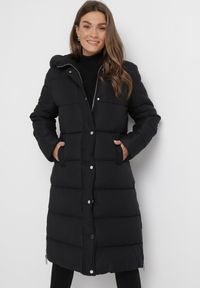 Born2be - Czarna Długa Kurtka Zapinana na Suwak i Napy z Kapturem Tasperia. Okazja: do pracy, na co dzień, na spotkanie biznesowe. Typ kołnierza: kaptur. Kolor: czarny. Materiał: jeans. Długość rękawa: długi rękaw. Długość: długie. Styl: casual, elegancki, biznesowy #3