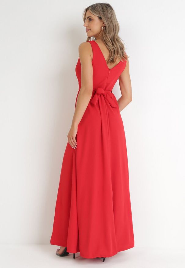 Born2be - Czerwona Sukienka Rozkloszowana Maxi z Paskiem w Cyrkonie i Wycięciem Neorise. Kolor: czerwony. Materiał: materiał. Wzór: aplikacja. Długość: maxi