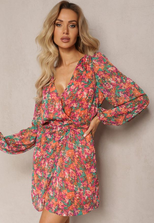 Renee - Różowo-Pomarańczowa Krótka Sukienka Kopertowa w Kwiatowy Wzór Ninora. Kolor: różowy. Wzór: kwiaty. Typ sukienki: kopertowe. Długość: mini