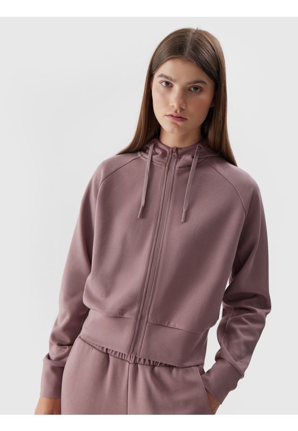 4f - Bluza dresowa crop-top z kapturem damska. Okazja: na co dzień. Typ kołnierza: kaptur. Kolor: beżowy. Materiał: dresówka. Długość: krótkie. Wzór: gładki. Styl: casual