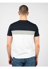 Geox T-shirt "Sustainable" | M2510F T2870 | Sustainable | Mężczyzna | Biały, Szary, Granatowy. Okazja: na co dzień. Kolor: niebieski, biały, wielokolorowy, szary. Materiał: bawełna. Wzór: nadruk. Styl: casual #3