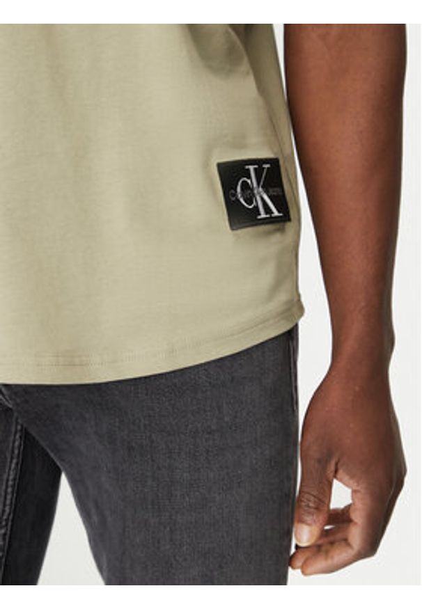 Calvin Klein Jeans T-Shirt J30J323482 Beżowy Regular Fit. Kolor: beżowy. Materiał: bawełna