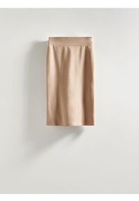 Reserved - Gładka spódnica midi - beżowy. Kolor: beżowy. Materiał: dzianina, wiskoza. Wzór: gładki
