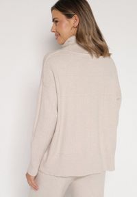 Born2be - Beżowy Golf w Klasycznym Stylu Linagela. Typ kołnierza: golf. Kolor: beżowy. Materiał: jeans. Styl: klasyczny #6