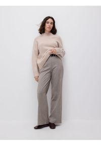 Reserved - Spodnie z paskiem - brązowy. Kolor: brązowy. Materiał: dzianina #1