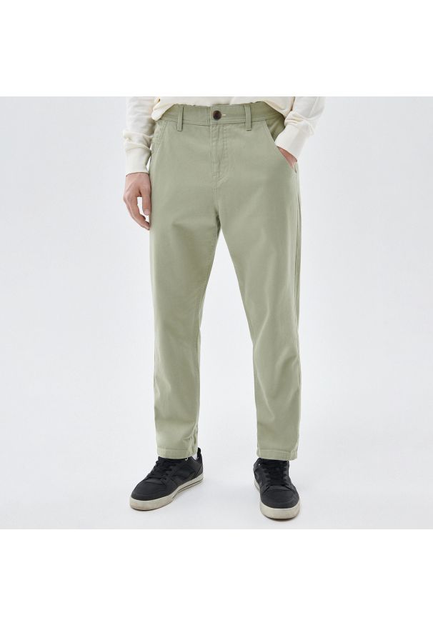 Cropp - Spodnie comfort carrot - Zielony. Kolor: zielony. Materiał: tkanina