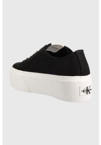 Calvin Klein Jeans tenisówki FLATFORM+ CUPSOLE LOW TXT damskie kolor czarny YW0YW01033. Kolor: czarny. Materiał: materiał, włókno, guma. Obcas: na platformie #4