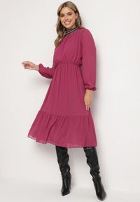 Born2be - Fioletowa Sukienka z Gumką w Talii Ozdobiona Aplikacjami przy Dekolcie Lilirae. Kolor: fioletowy. Wzór: aplikacja. Sezon: wiosna, lato. Styl: elegancki #5