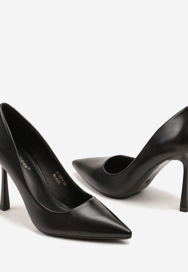 Renee - Czarne Szpilki w Eleganckim Stylu ze Szpiczastym Noskiem Galadi. Okazja: do pracy. Nosek buta: szpiczasty. Kolor: czarny. Materiał: satyna. Obcas: na szpilce. Styl: elegancki. Wysokość obcasa: średni