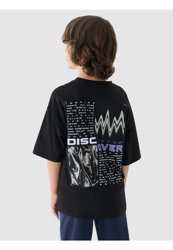 4f - 4F T-shirt z nadrukiem chłopięcy - czarny 140 (9-10 lat). Okazja: na co dzień. Kolor: czarny. Materiał: bawełna, dzianina, jersey. Długość rękawa: krótki rękaw. Długość: krótkie. Wzór: nadruk. Sezon: lato. Styl: klasyczny, casual, sportowy