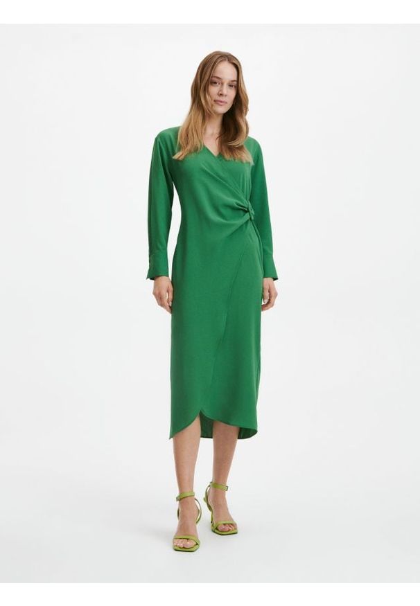 Reserved - Kopertowa sukienka - zielony. Kolor: zielony. Materiał: tkanina. Wzór: gładki. Typ sukienki: kopertowe