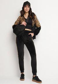 Born2be - Czarny Welurowy Komplet Dresowy ze Zdobieniami w Panterkę Bluza i Spodnie Koriaressa. Kolor: czarny. Materiał: welur, dresówka. Wzór: motyw zwierzęcy, aplikacja. Sport: turystyka piesza #4