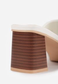 Renee - Białe Eleganckie Klapki na Słupku z Otwartym Noskiem Kwadratowym Hippeis. Okazja: na co dzień. Nosek buta: otwarty. Kolor: biały. Materiał: jeans. Obcas: na słupku. Styl: elegancki. Wysokość obcasa: średni #8