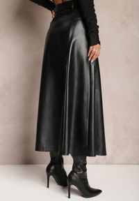 Renee - Czarna Rozkloszowana Spódnica Midi z Imitacji Skóry z Kieszeniami z Klapą i Guzikami Maronna. Kolor: czarny. Materiał: skóra