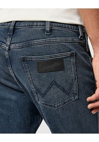 Wrangler - WRANGLER GREENSBORO MĘSKIE SPODNIE JEANSOWE JEANSY DŻINSY STORMY WASH 112357413 #6