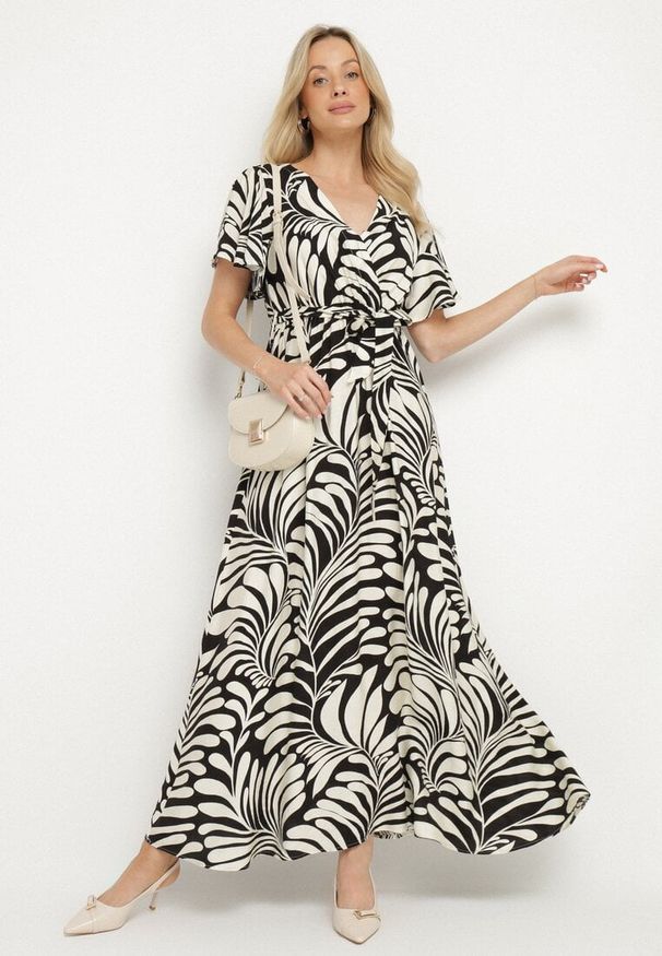 Born2be - Czarna Wiskozowa Sukienka o Kopertowym Kroju w Roślinny Wzór Cinea. Okazja: na co dzień. Kolor: czarny. Materiał: wiskoza. Wzór: nadruk. Typ sukienki: kopertowe. Styl: casual