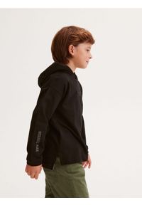 Reserved - Longsleeve oversize z kapturem - czarny. Typ kołnierza: kaptur. Kolor: czarny. Materiał: dzianina, bawełna. Długość rękawa: długi rękaw