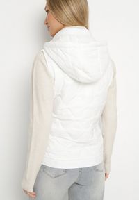 Born2be - Biała Kamizelka z Odpinanym Kapturem Ozdobiona Pikowaniem Cirisse. Okazja: na spacer, na co dzień. Kolor: biały. Materiał: jeans. Wzór: aplikacja. Styl: casual, elegancki, klasyczny #7