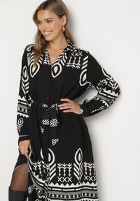 Born2be - Czarna Sukienka Koszulowa w Etno Wzór z Paskiem Avierira. Okazja: na co dzień. Kolor: czarny. Materiał: materiał, wiskoza. Typ sukienki: koszulowe. Styl: etno #3