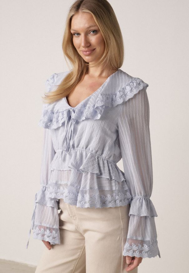 Born2be - Niebieska Wiskozowa Bluzka w Rustykalnym Stylu z Koronką Falbanami i Wiązaniami Elleflona. Okazja: na co dzień. Kolor: niebieski. Materiał: wiskoza, koronka. Wzór: koronka. Styl: casual