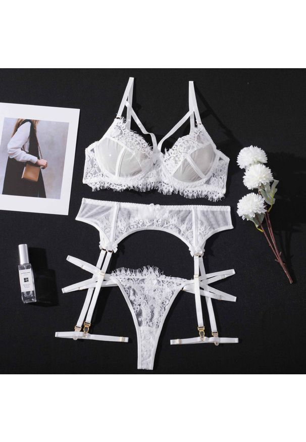 Intica - Komplet bielizny koronkowej z eleganckimi detalami Shaquana. Kolor: biały. Materiał: koronka. Wzór: koronka