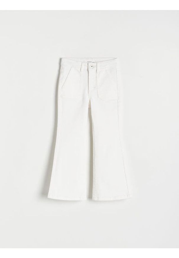 Reserved - Elastyczne jeansy flare - złamana biel