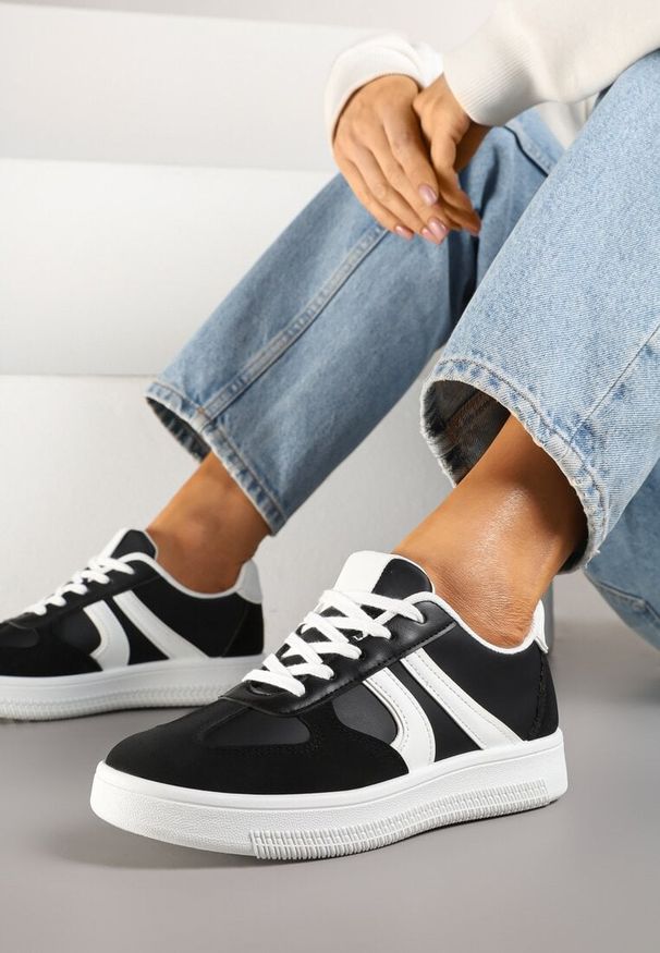 Born2be - Czarne Sneakersy w Stylu Kultowych Tenisówek Setionis. Okazja: na co dzień. Nosek buta: okrągły. Kolor: czarny. Materiał: jeans. Wzór: gładki. Obcas: na płaskiej podeszwie