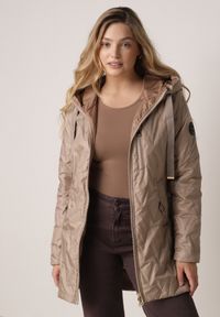 Born2be - Ciemnobeżowa Pikowana Kurtka Przejściowa Parka z Kapturem o Długim Kroju z Ozdobą Isaline. Okazja: na co dzień. Typ kołnierza: kaptur. Kolor: beżowy. Materiał: poliester, dresówka. Długość: długie. Wzór: aplikacja. Styl: casual, klasyczny #1