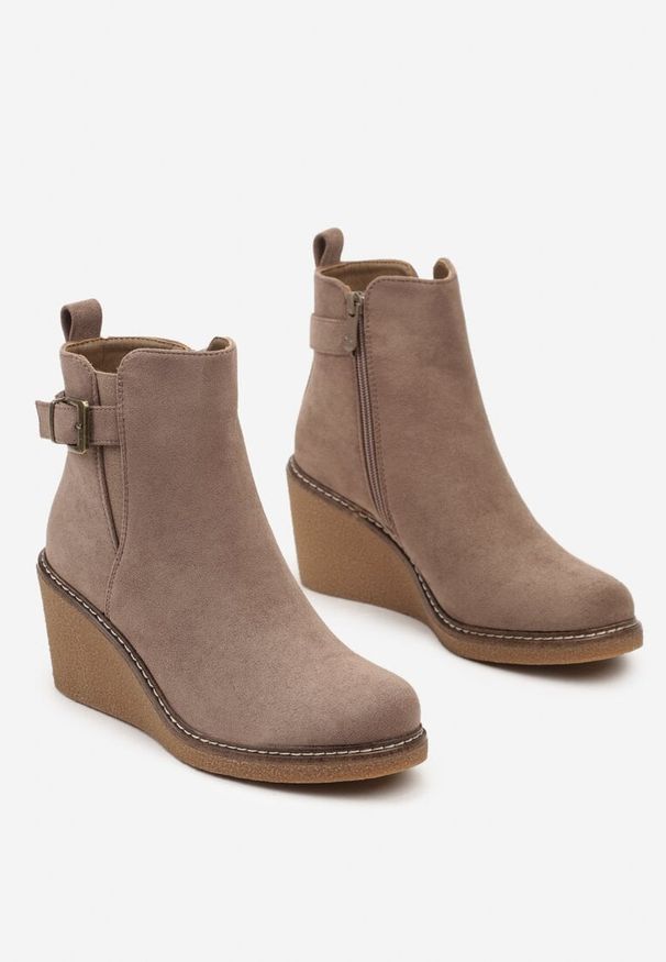 Born2be - Ciemnobeżowe Botki na Koturnie Ozdobione Klamrą Realissa. Zapięcie: klamry. Kolor: beżowy. Materiał: jeans. Wzór: aplikacja. Obcas: na koturnie. Styl: elegancki