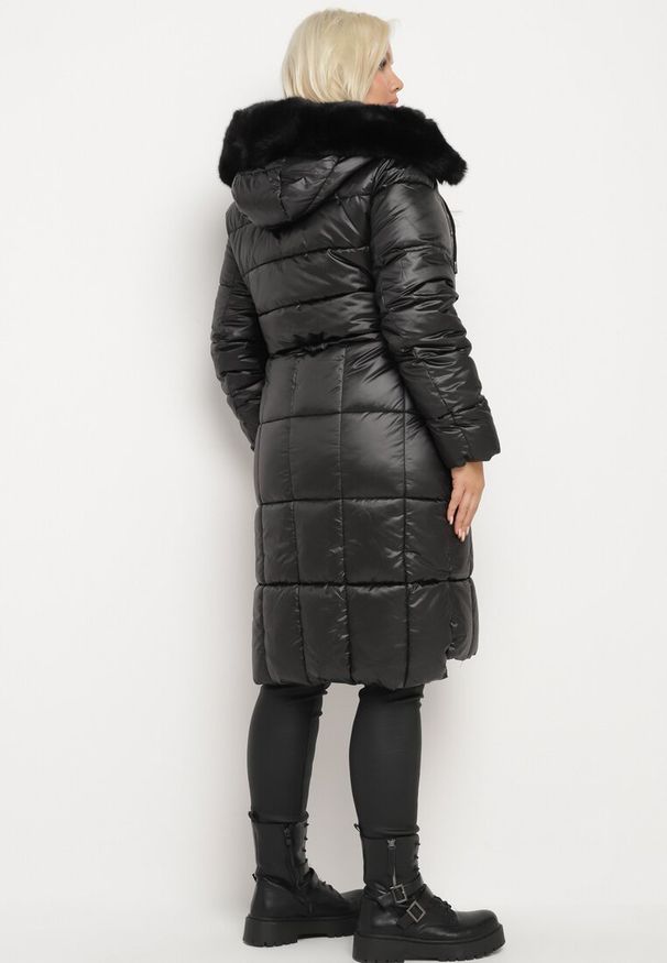 Born2be - Czarna Pikowana Kurtka ze Ściągaczem w Talii i Odpinanym Futerkiem przy Kapturze Zemilae. Okazja: na co dzień. Kolekcja: plus size. Kolor: czarny. Materiał: futro. Długość rękawa: długi rękaw. Długość: długie. Styl: elegancki, casual