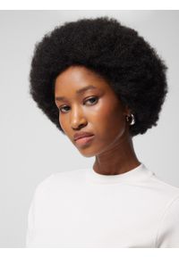 outhorn - Longsleeve basic w prążki damski - złamana biel. Okazja: na co dzień. Typ kołnierza: kołnierzyk stójkowy. Materiał: prążkowany, bawełna, elastan, materiał, dzianina. Długość rękawa: długi rękaw. Długość: długie. Wzór: prążki. Styl: casual #4