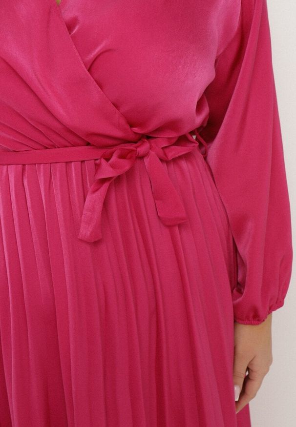 Born2be - Fuksjowa Sukienka Maxi z Gumką w Pasie i Kopertowym Dekolcie Bertrama. Typ kołnierza: dekolt kopertowy. Kolor: różowy. Materiał: materiał. Typ sukienki: kopertowe. Długość: maxi