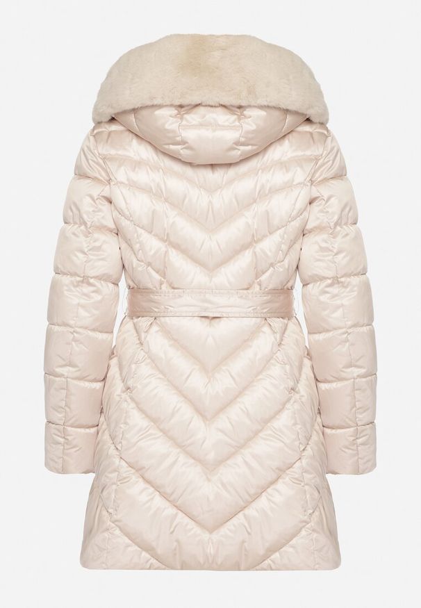 Born2be - Beżowa Pikowana Kurtka z Wiązanym Paskiem i Kapturem z Futerkiem Fenama. Okazja: na spacer, na co dzień. Kolor: beżowy. Materiał: futro. Styl: casual, elegancki