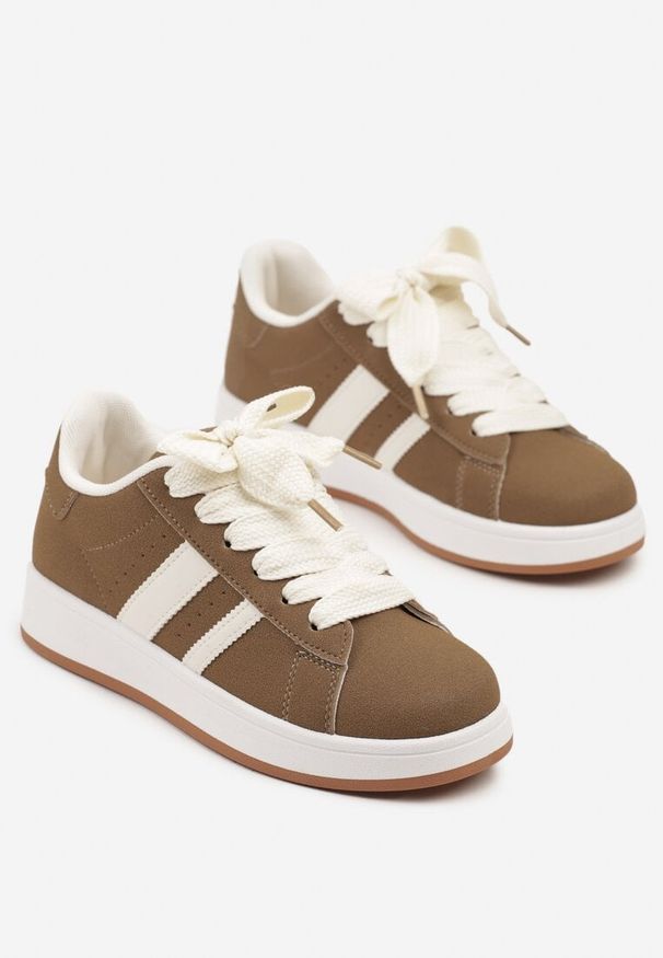 Renee - Jasnobrązowe Sneakersy na Niskiej Platformie z Naszywkami Flordexia. Okazja: na co dzień. Kolor: brązowy. Materiał: jeans. Wzór: aplikacja. Obcas: na platformie